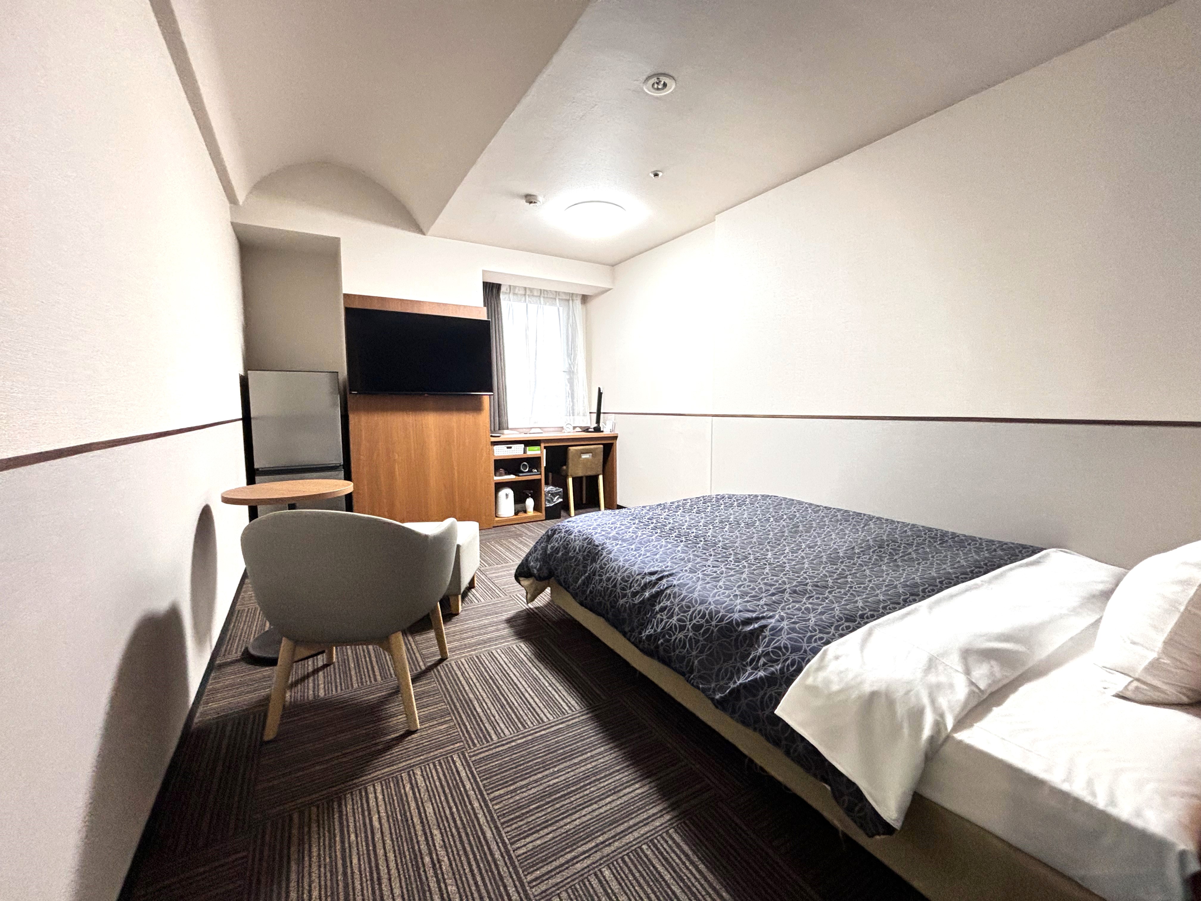 大型の冷蔵庫やソファーを設置することで、観光やビジネス需要に応えられる客室設計を行いました。