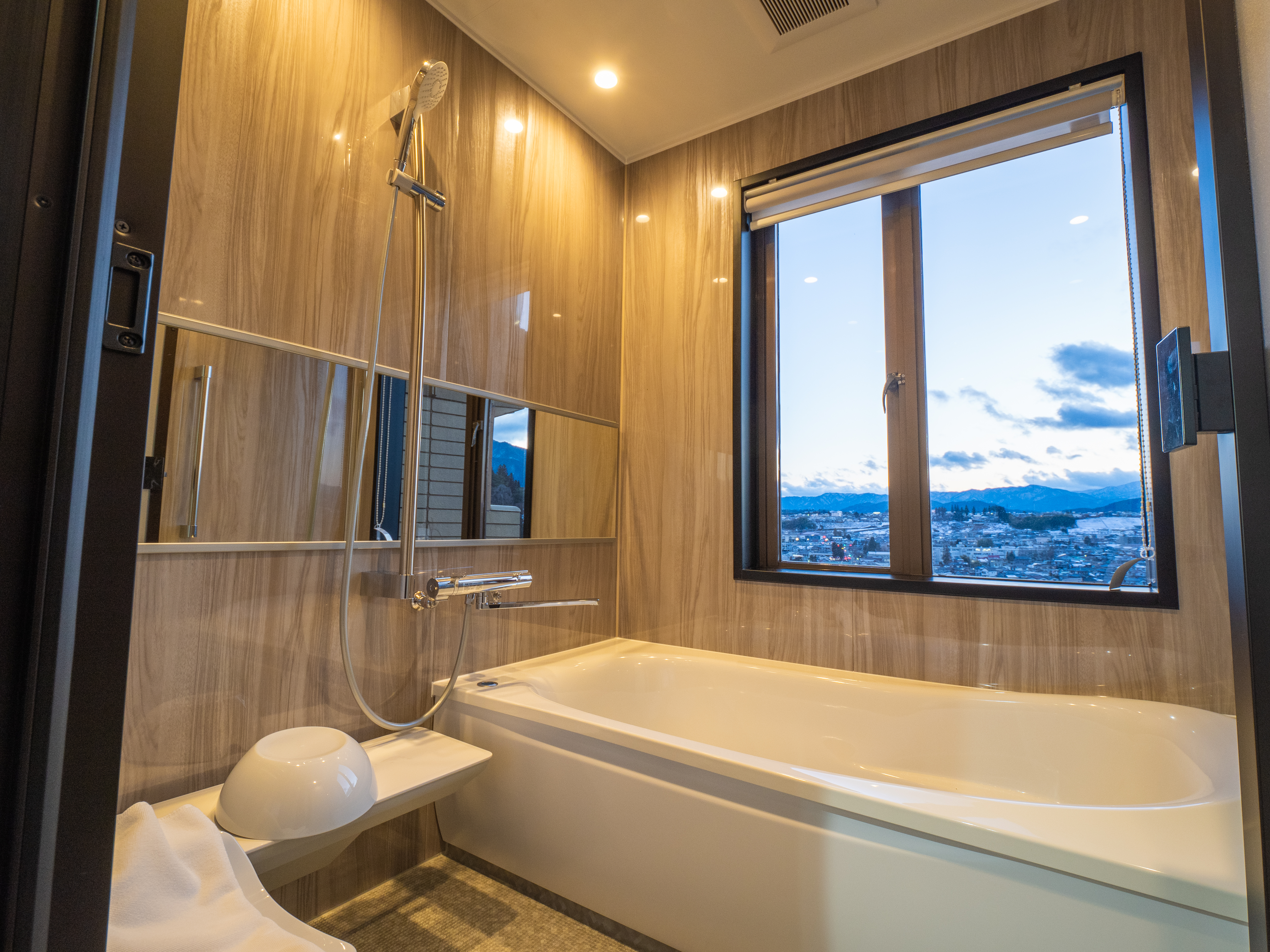 既存ユニットバスの床・壁・天井の仕上げ材や機器を更新することで、新品のような仕上がりに。既存のユニットバスを活かすため、費用と工期の短縮に貢献いたします。