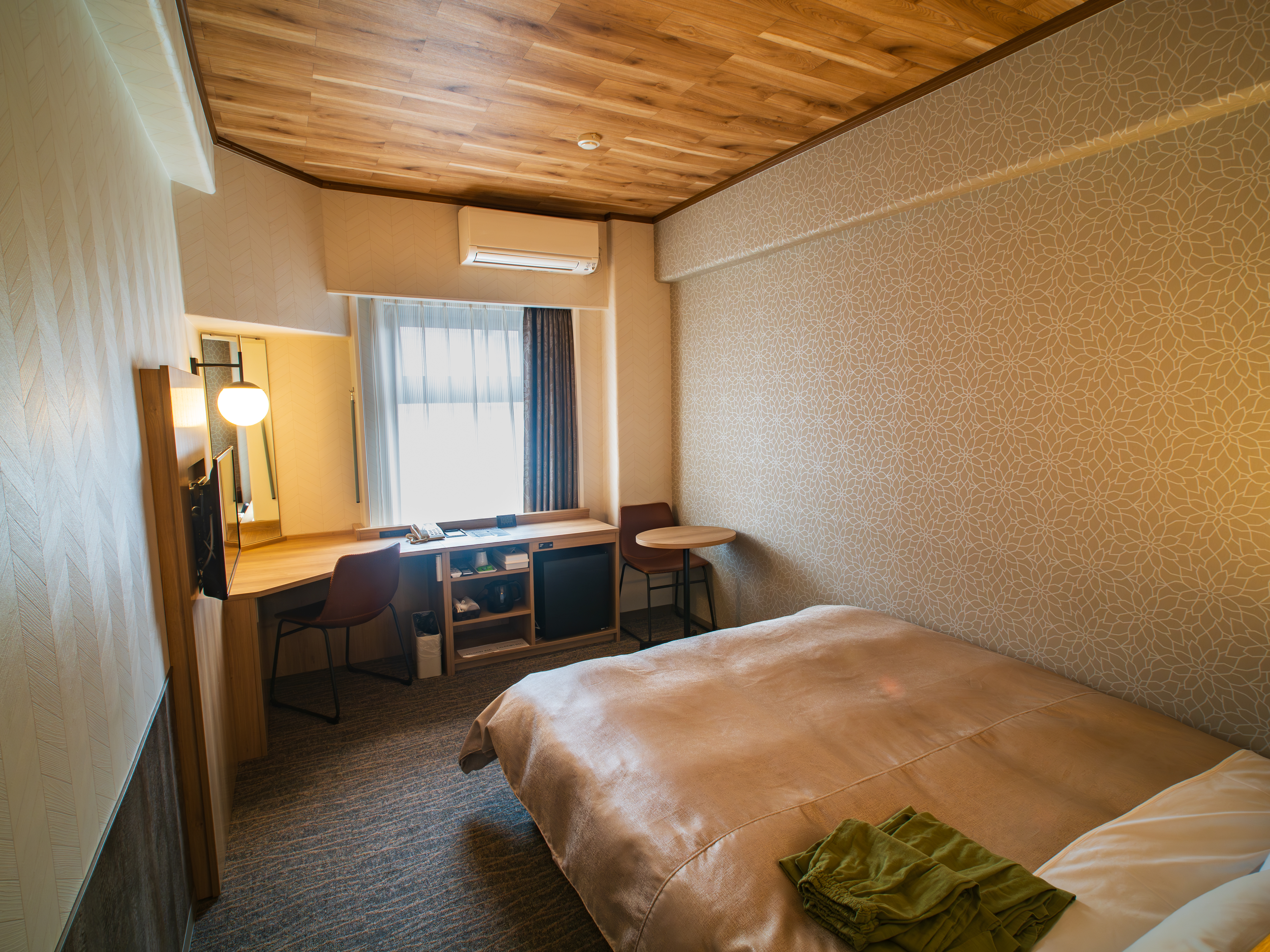 十分なワークスペースと大きなベッドで、快適に過ごすことができます